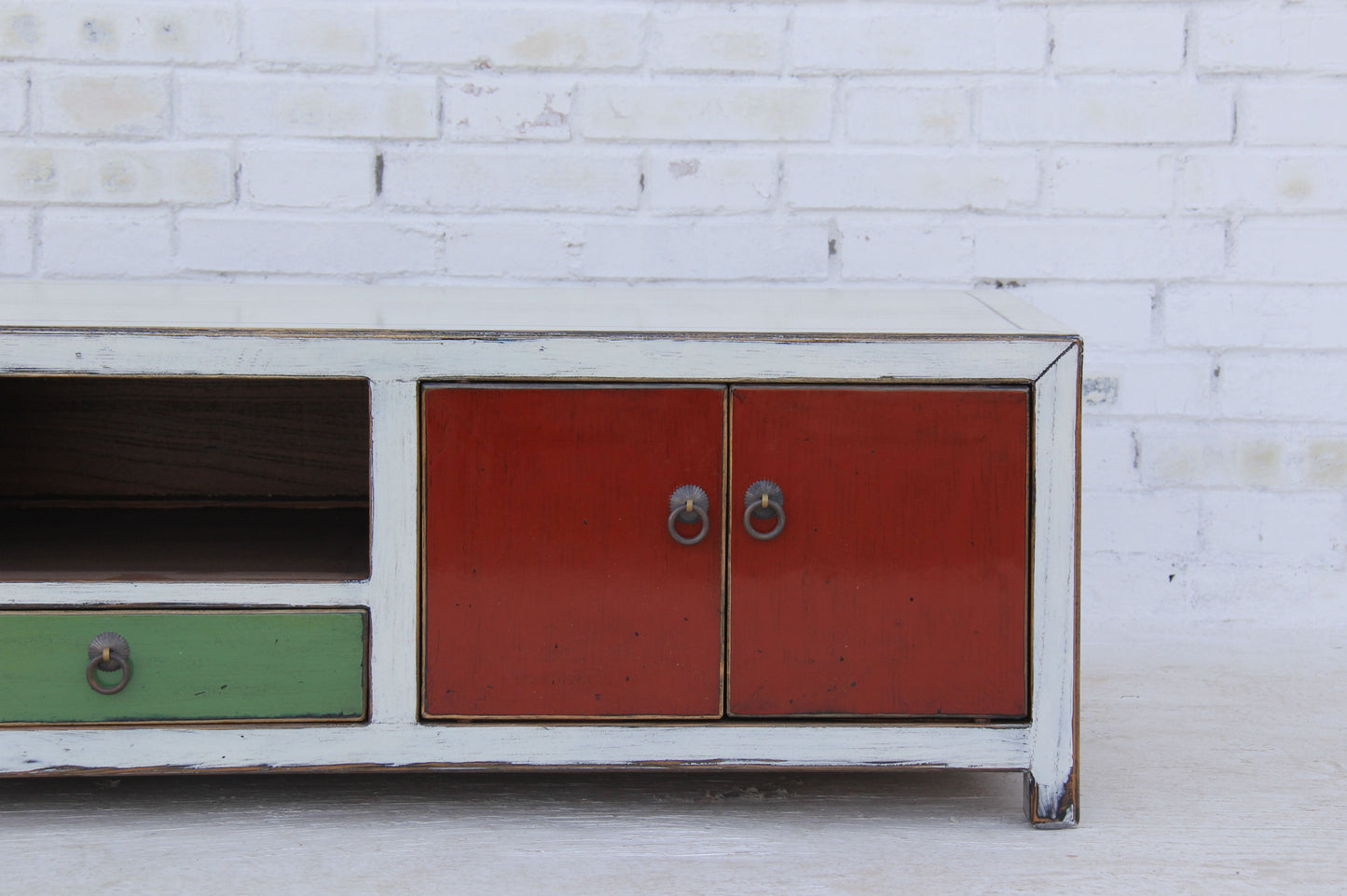 China Lowboard im Colorblocking-Design mit Beschlägen aus Naturholz