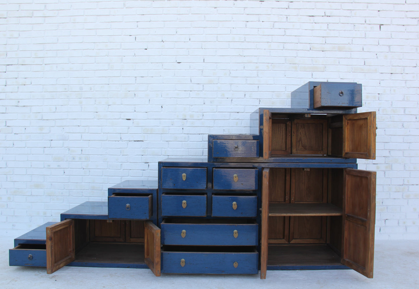 XXL Treppenschrank in sattem Blau mit traditionellen Beschlägen