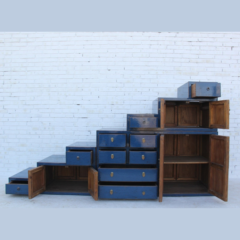 XXL Treppenschrank in sattem Blau mit traditionellen Beschlägen