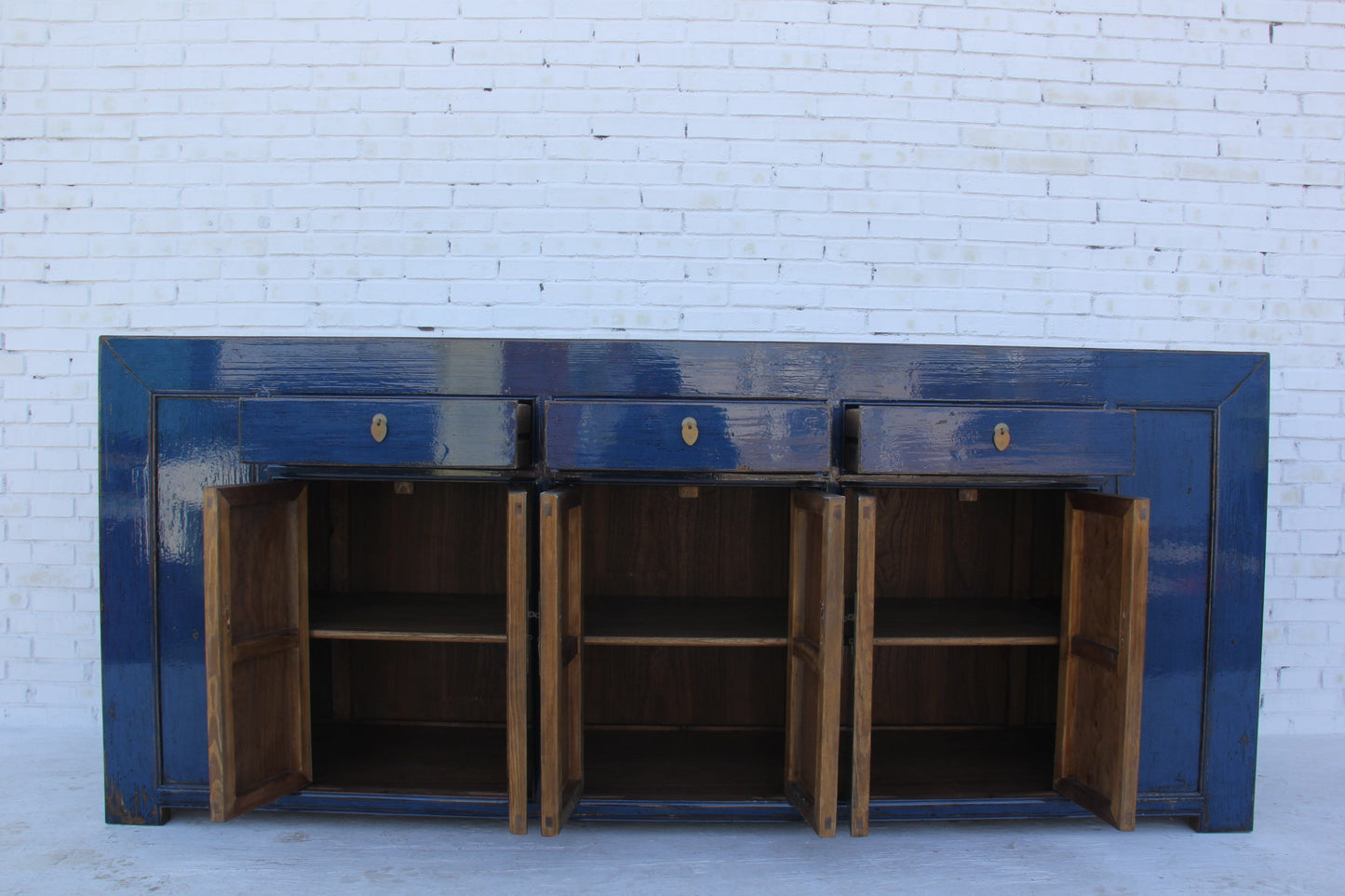 XXL Sideboard in royaler Farbgebung mit goldenen Beschlägen