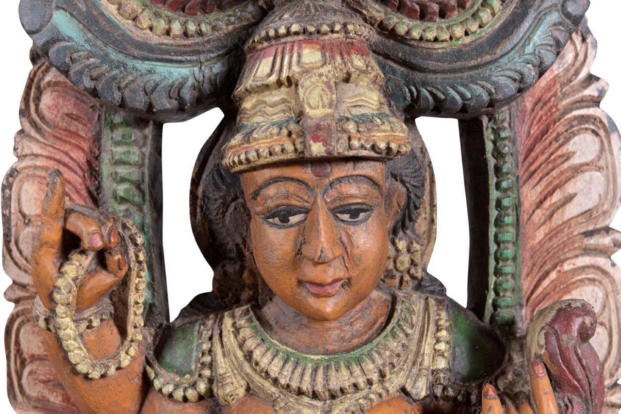 Bunt bemalte indische Statue aus Holz
