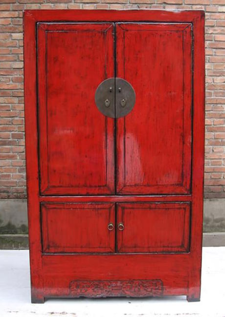 Erstklassiger Holzschrank aus China in kräftigem Rot mit metallenen Elementen