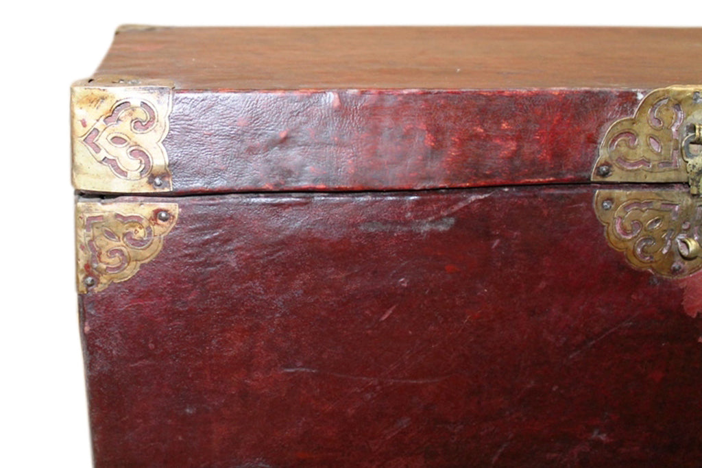 Tibet 1930 seltene Truhe Holz mit Büffelleder bezogen Messingbeschläge