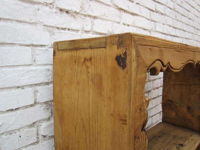 China 1950 Regal mit geschlossenem Fußteil und einem Hauch shabby chic