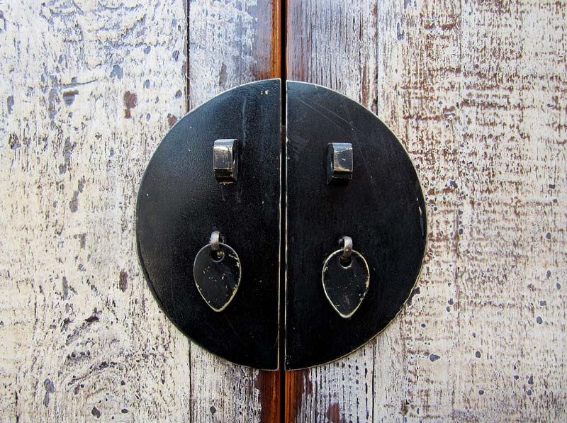 Chinesischer Hochzeitsschrank shabby chic Pinie antikweiß mit Metallbeschlag