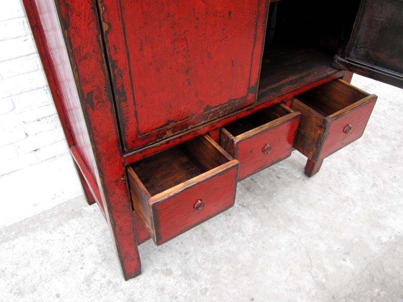 Traditioneller Chinesischer Hochzeitsschrank rot Shanxi 1860 aus dunkles Ulmenholz mit Metallbeschläge