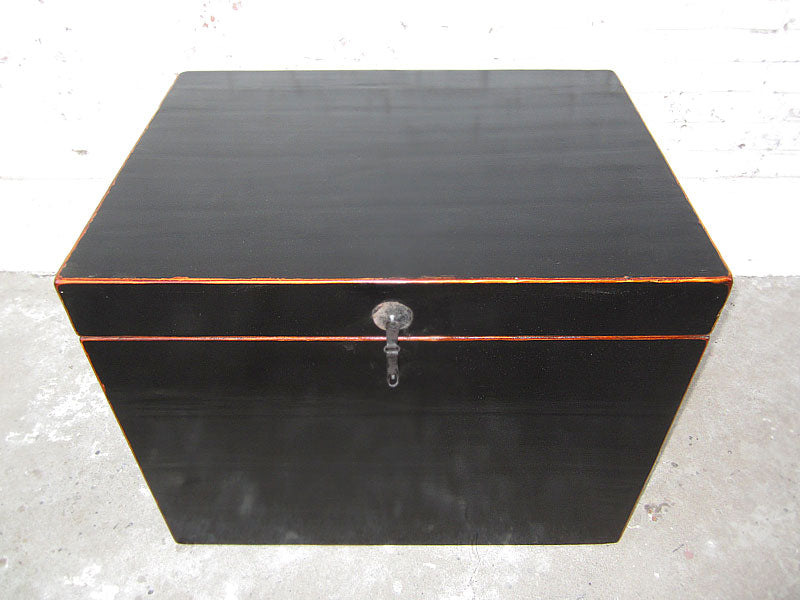 Katzenklosett China Truhe Kolonial Stil schwarzer Lack Metallbeschlag von Luxury Park