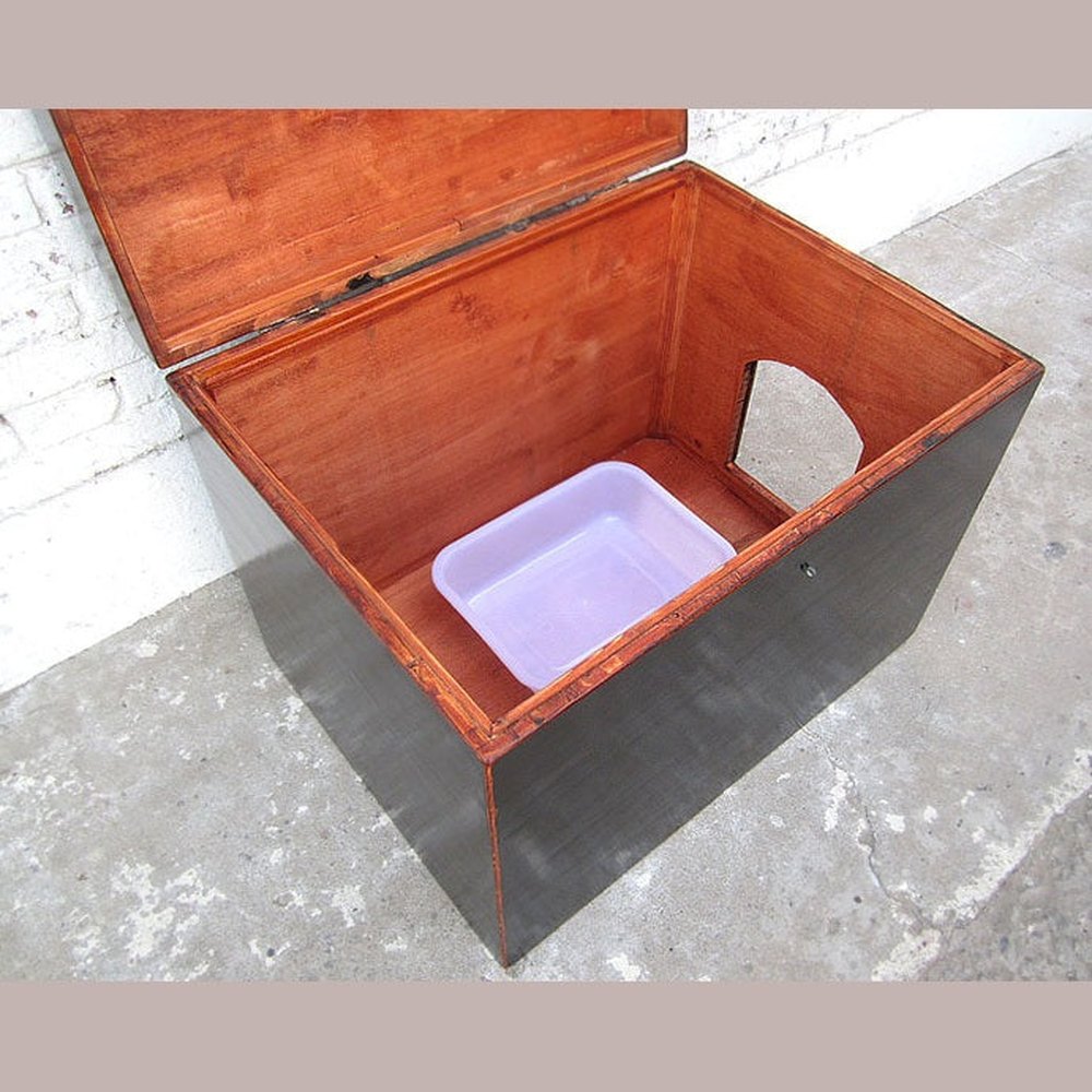 Katzenklosett China Truhe Kolonial Stil schwarzer Lack Metallbeschlag von Luxury Park