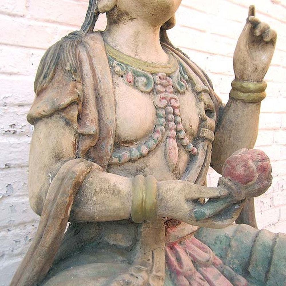 Guanyin sitzend Lebensgroße Skulptur Pappelholz bemalt China von Luxury Park
