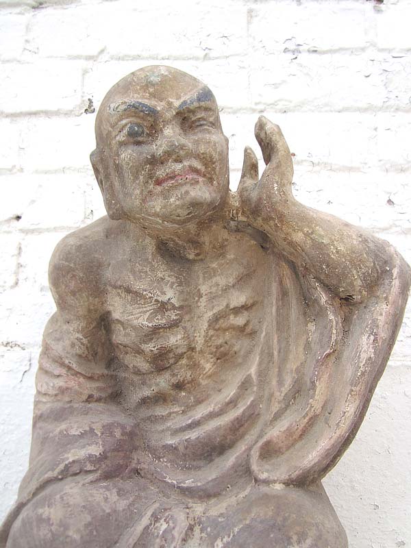 Skulptur der Lauschende Mönchsfigur buddhistisch Pappel rund 90 Jahre alt von Luxury Park