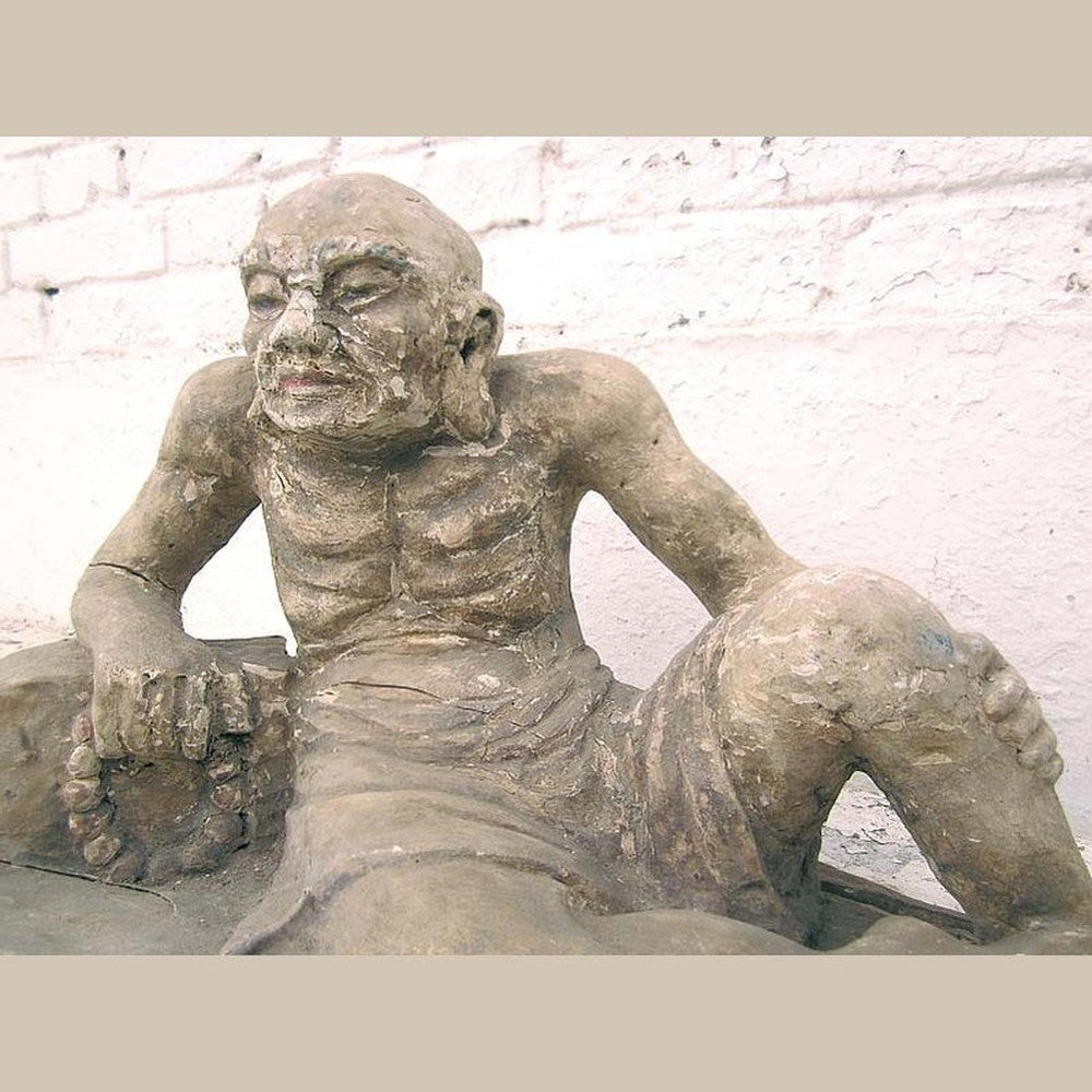 Skulptur Greis alter Mann Lazarus buddhistisch Pappel rund 80 Jahre alt von Luxury Park