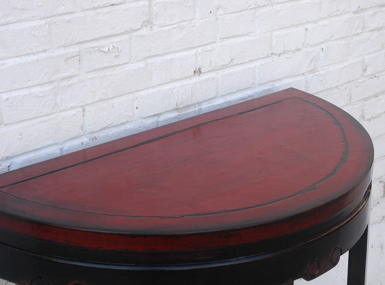 Luxury-Park Halbrunder Beistell-Wandtisch aus Pinie – Dunkles chinesisches Design