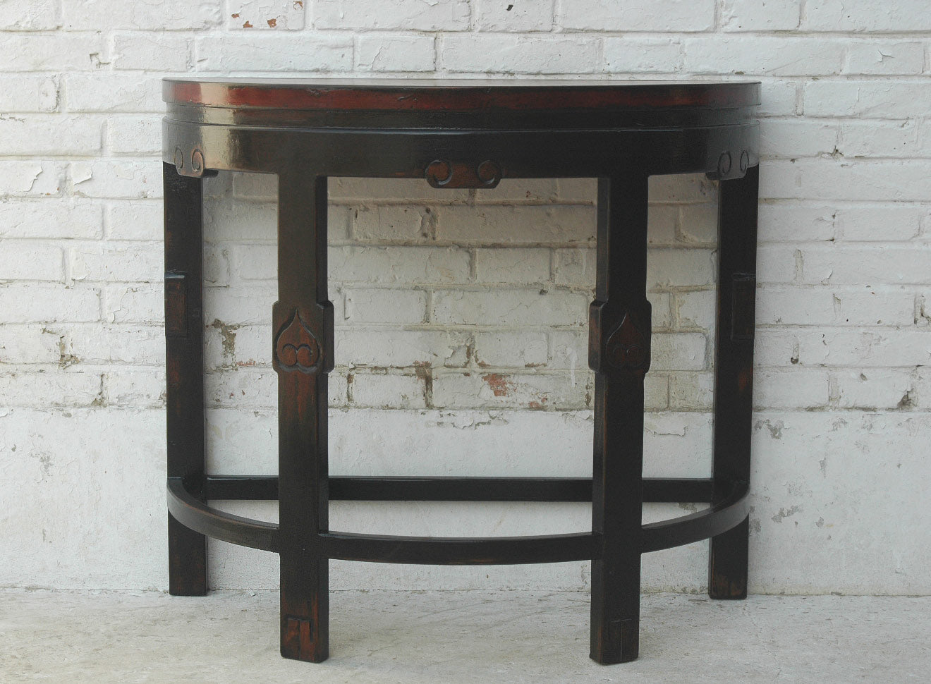 Luxury-Park Halbrunder Beistell-Wandtisch aus Pinie – Dunkles chinesisches Design
