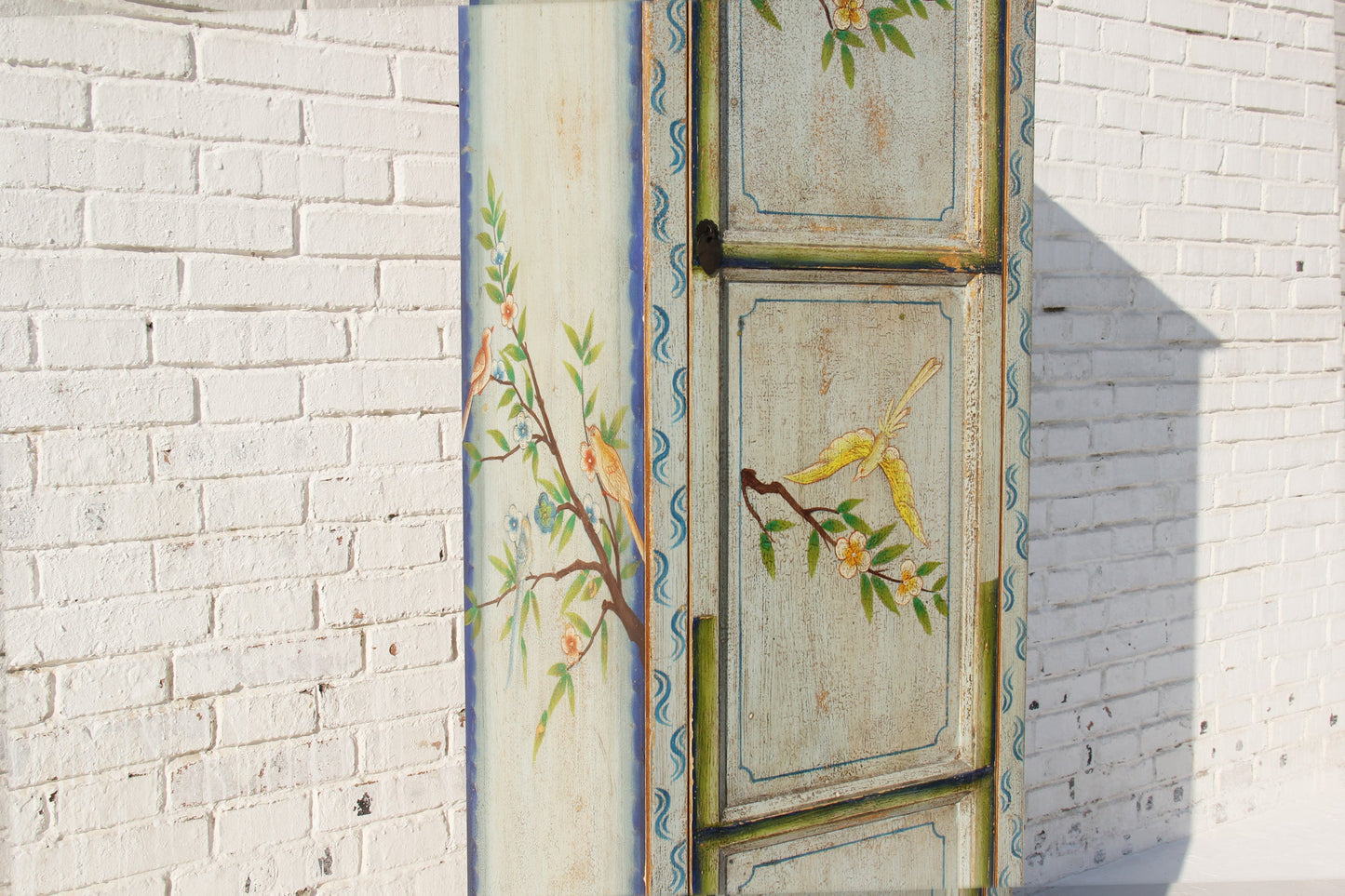 Eleganter chinesischer Hochschrank in Türkis mit kunstvollen Verzierungen aus Massivholz