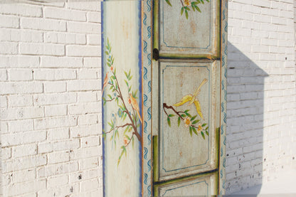 Eleganter chinesischer Hochschrank in Türkis mit kunstvollen Verzierungen aus Massivholz