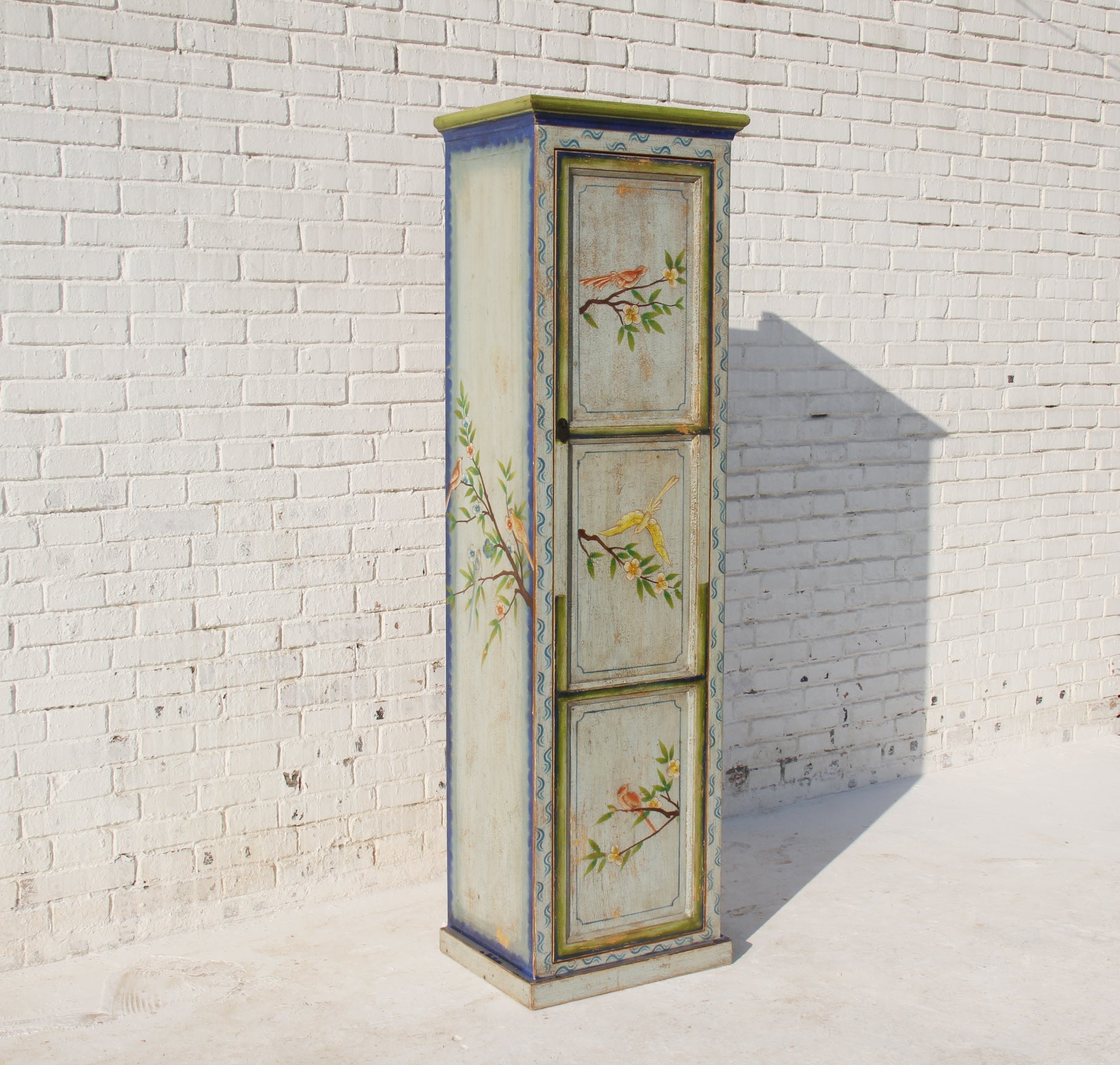 Eleganter chinesischer Hochschrank in Türkis mit kunstvollen Verzierungen aus Massivholz