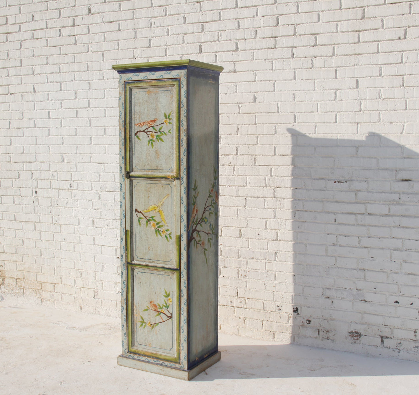 Eleganter chinesischer Hochschrank in Türkis mit kunstvollen Verzierungen aus Massivholz