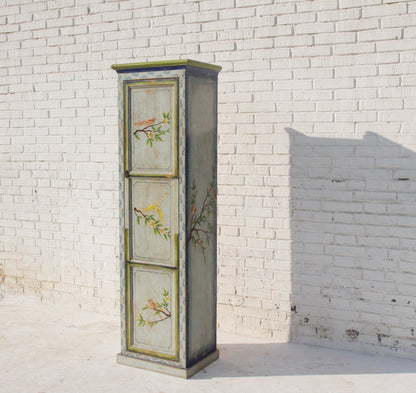 Eleganter chinesischer Hochschrank in Türkis mit kunstvollen Verzierungen aus Massivholz