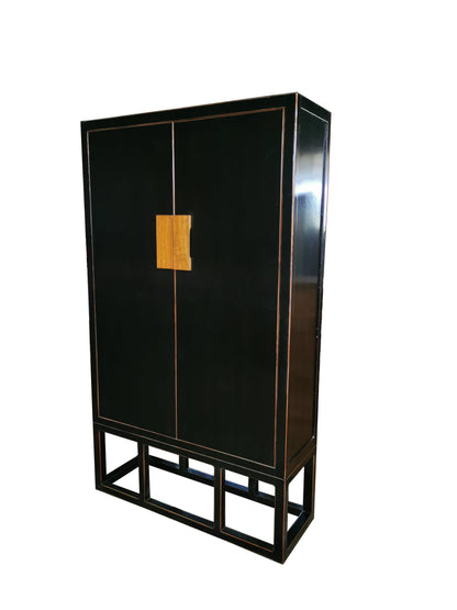 Moderner Chinesischer Kleiderschrank in schwarz inklusive Kleiderstange und Regalboden aus Massivholz