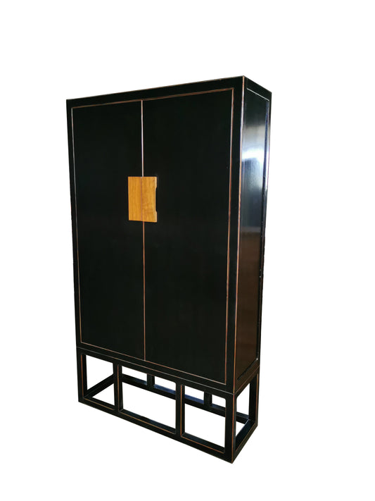 Moderner Chinesischer Kleiderschrank in schwarz inklusive Kleiderstange und Regalboden aus Massivholz