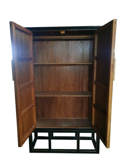 Moderner Chinesischer Kleiderschrank in schwarz inklusive Kleiderstange und Regalboden aus Massivholz