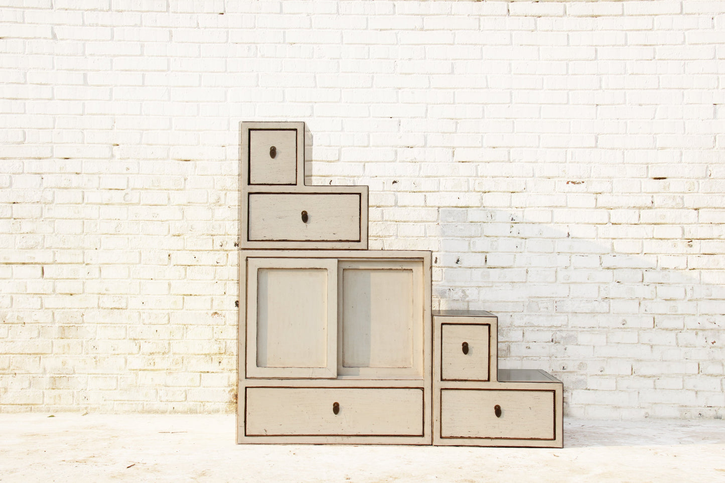 Eleganter Chinesischer Treppenschrank aus massivem Naturholz  in Weiss