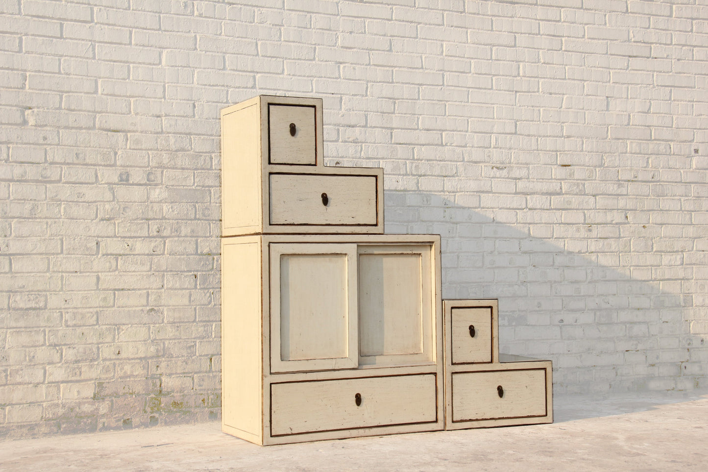 Eleganter Chinesischer Treppenschrank aus massivem Naturholz  in Weiss