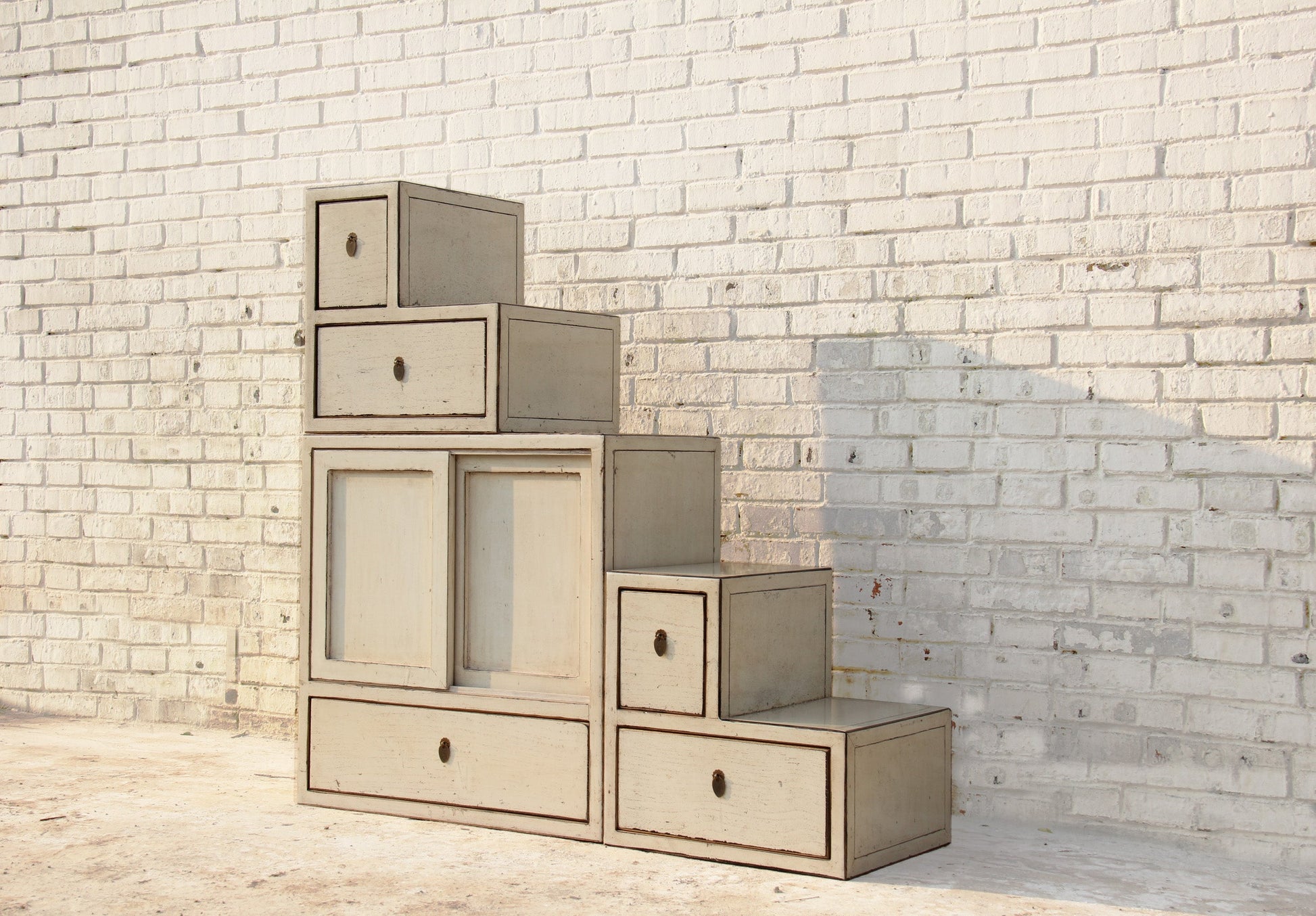 Eleganter Chinesischer Treppenschrank aus massivem Naturholz  in Weiss