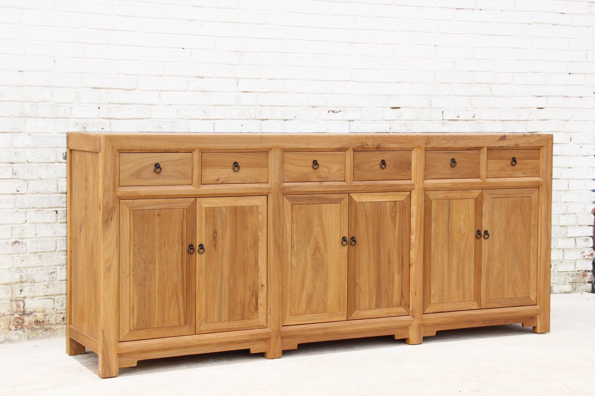 Aufwendig verarbeitetes Chinesisches Sideboard aus massivem Naturholz