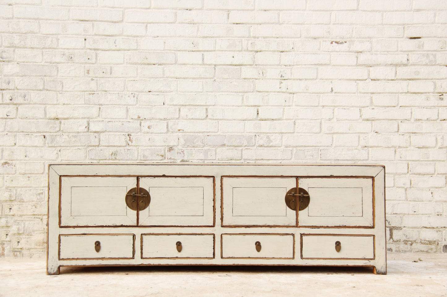 Traditionelles Chinesisches Lowboard in Weiss im Used-Look.