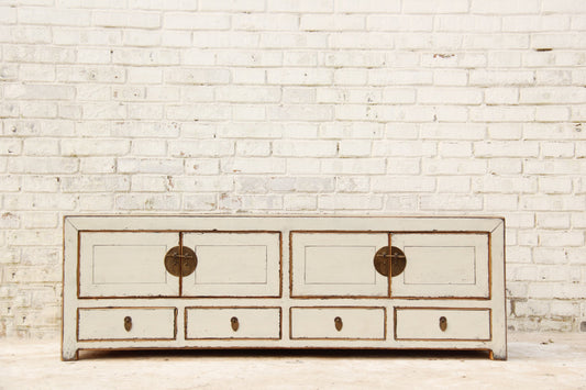 Traditionelles Chinesisches Lowboard in Weiss im Used-Look.