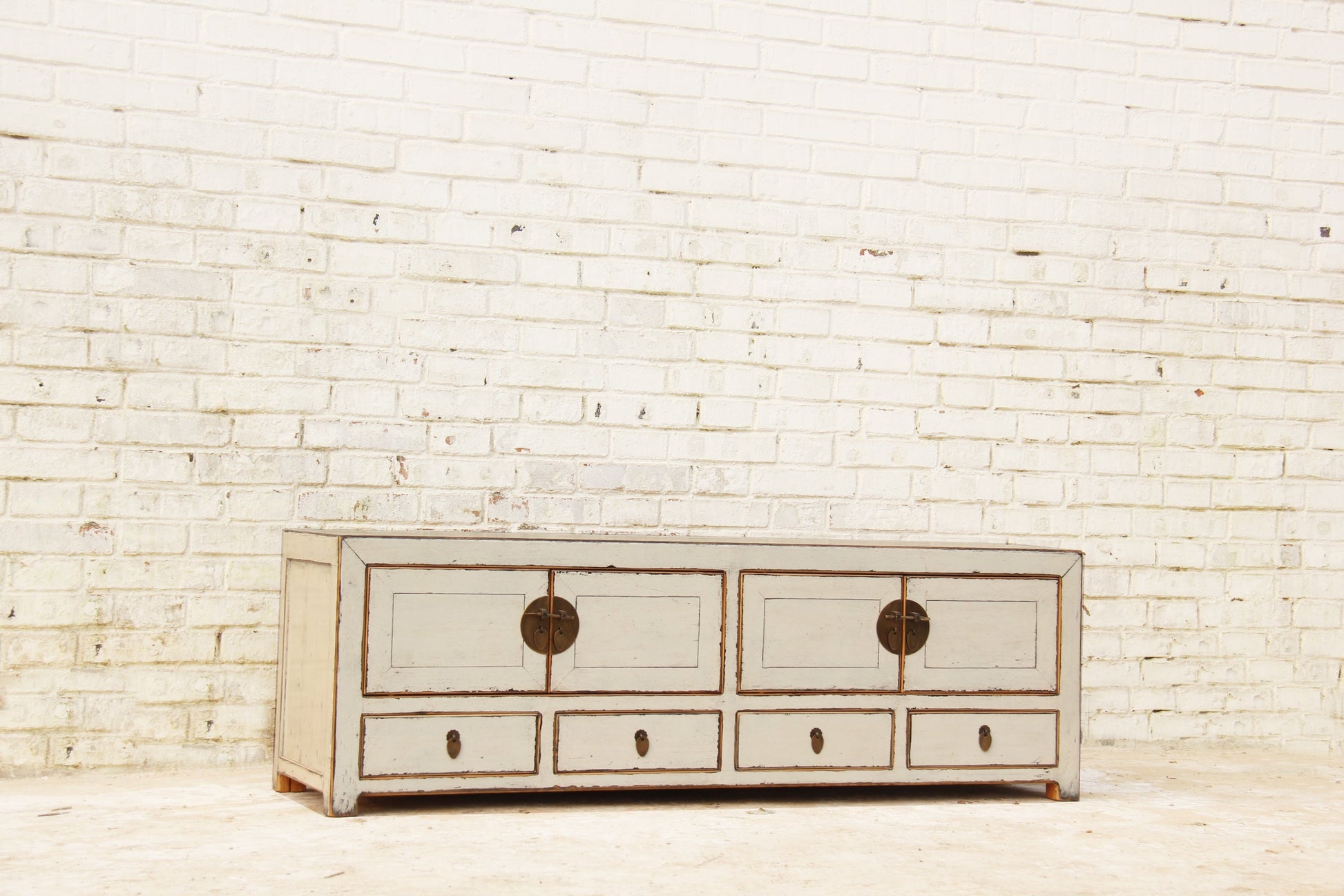 Traditionelles Chinesisches Lowboard in Weiss im Used-Look.