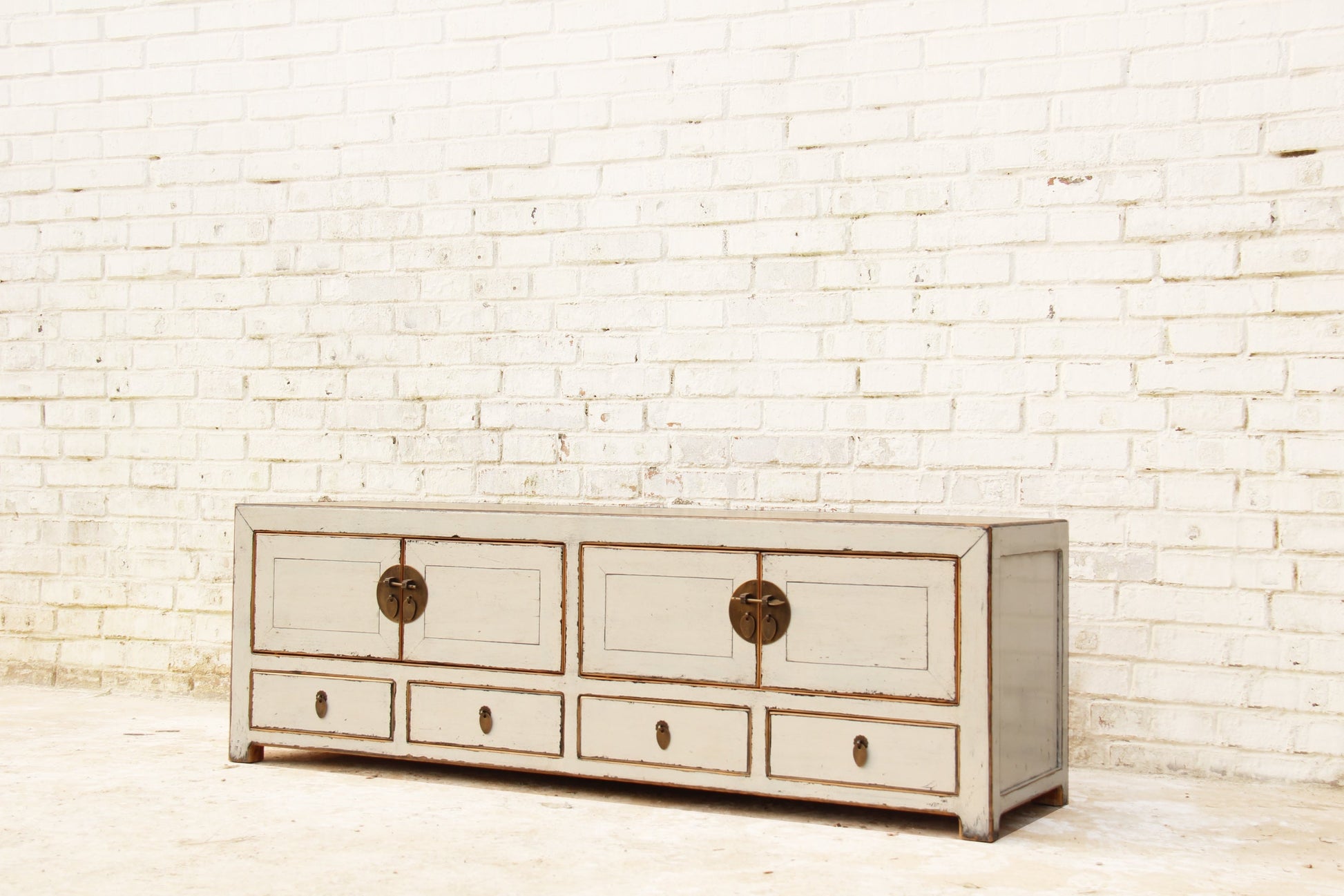 Traditionelles Chinesisches Lowboard in Weiss im Used-Look.