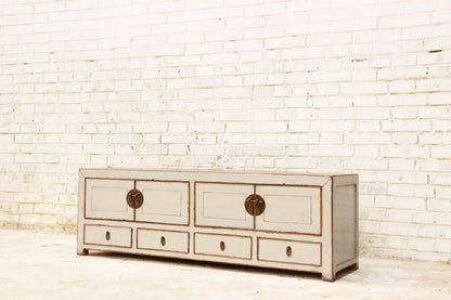 Traditionelles Chinesisches Lowboard in Weiss im Used-Look.