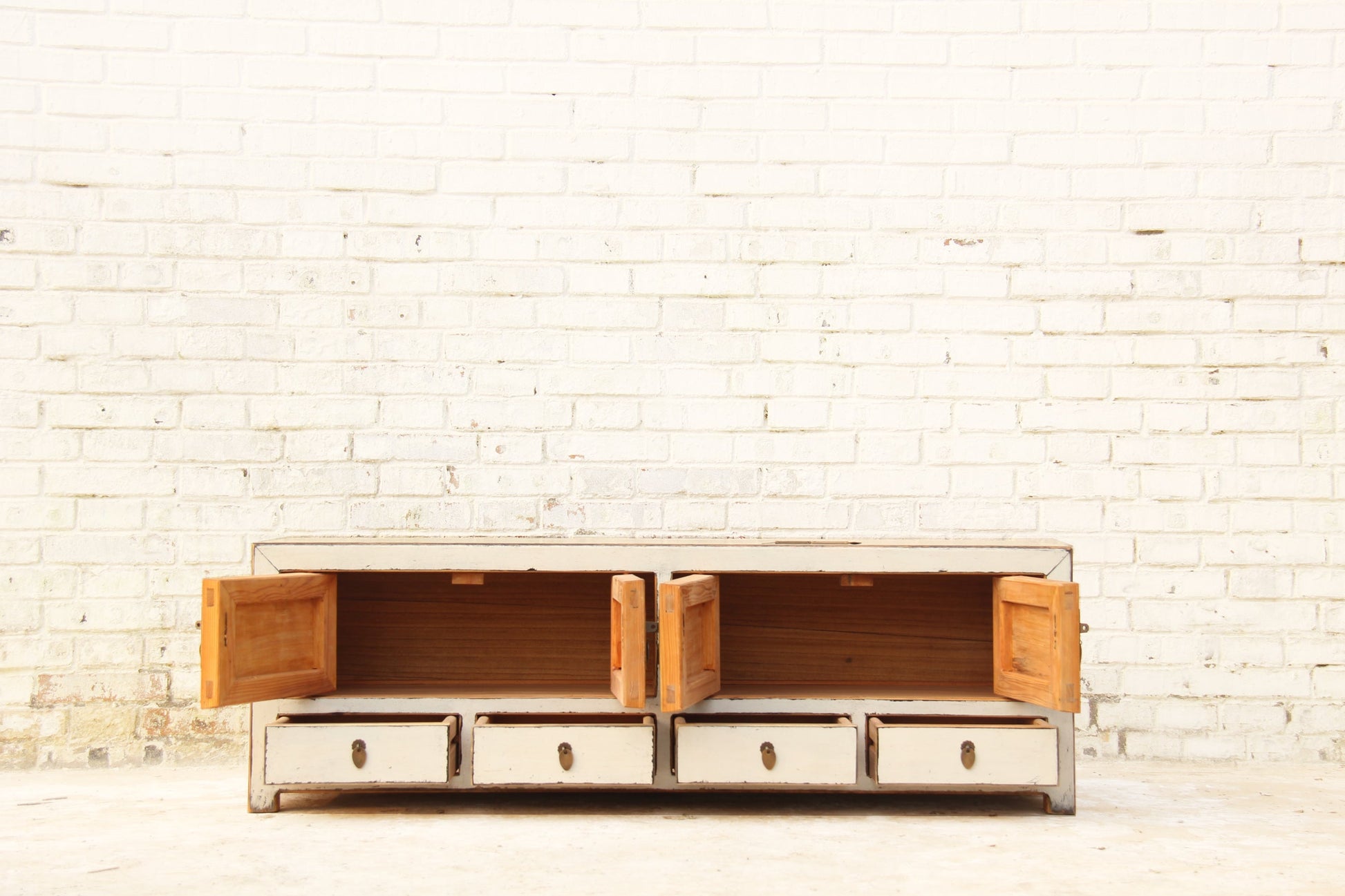 Traditionelles Chinesisches Lowboard in Weiss im Used-Look.