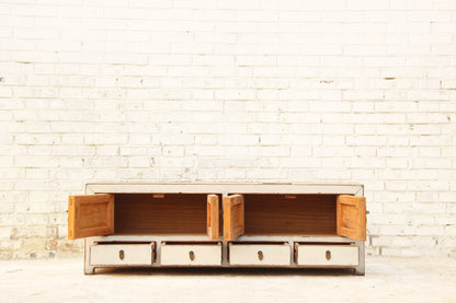 Traditionelles Chinesisches Lowboard in Weiss im Used-Look.