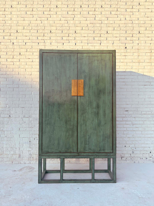 Eleganter chinesischer Kleiderschrank inklusive Kleiderstange und Regalboden aus Vollholz in Handarbeit hergestellt.