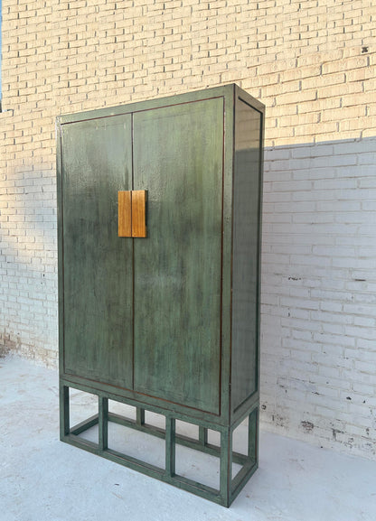 Kleiderschrank mit  Kleiderstange und Regalboden aus Vollholz