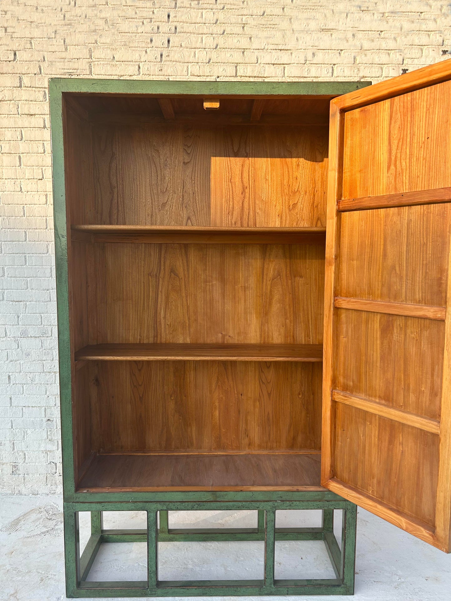 Kleiderschrank mit  Kleiderstange und Regalboden aus Vollholz