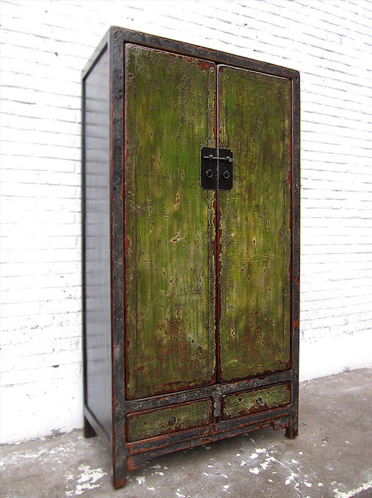 Außergewöhnlicher chinesischer Kleiderschrank in besonderer Farbgebung aus Massivholz in liebevoller Handarbeit angefertigt.