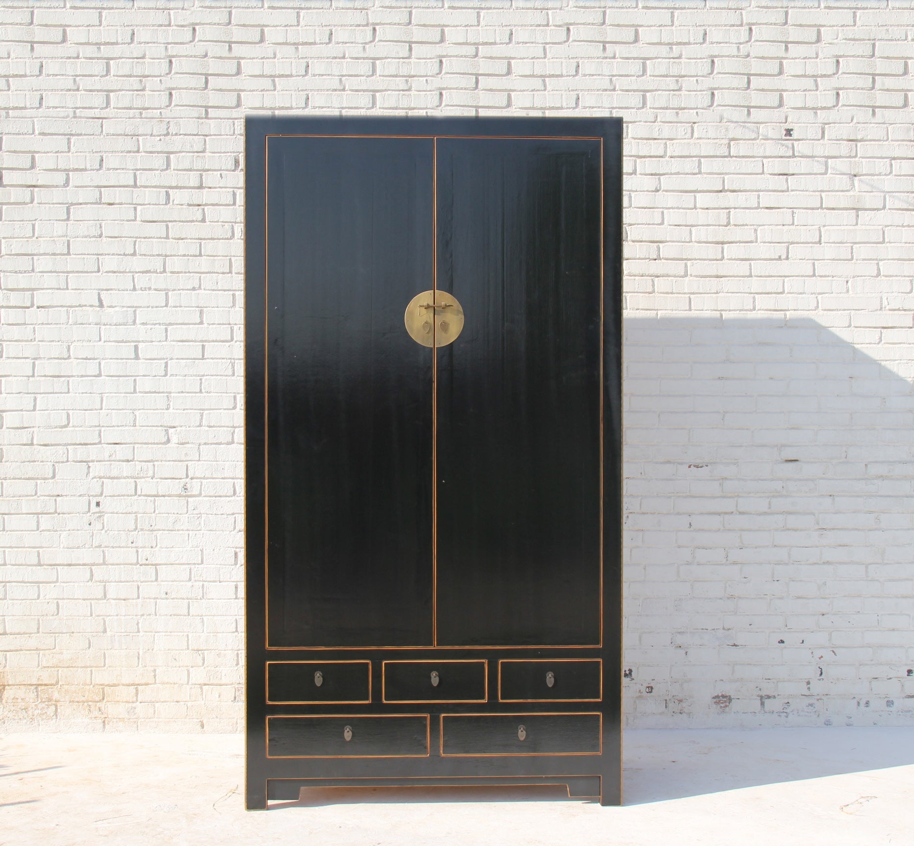 Traditionell gestalteter chinesischer Kleiderschrank inklusive Kleiderstange und Regalböden aus stabilem Naturholz in Handarbeit angefertigt.