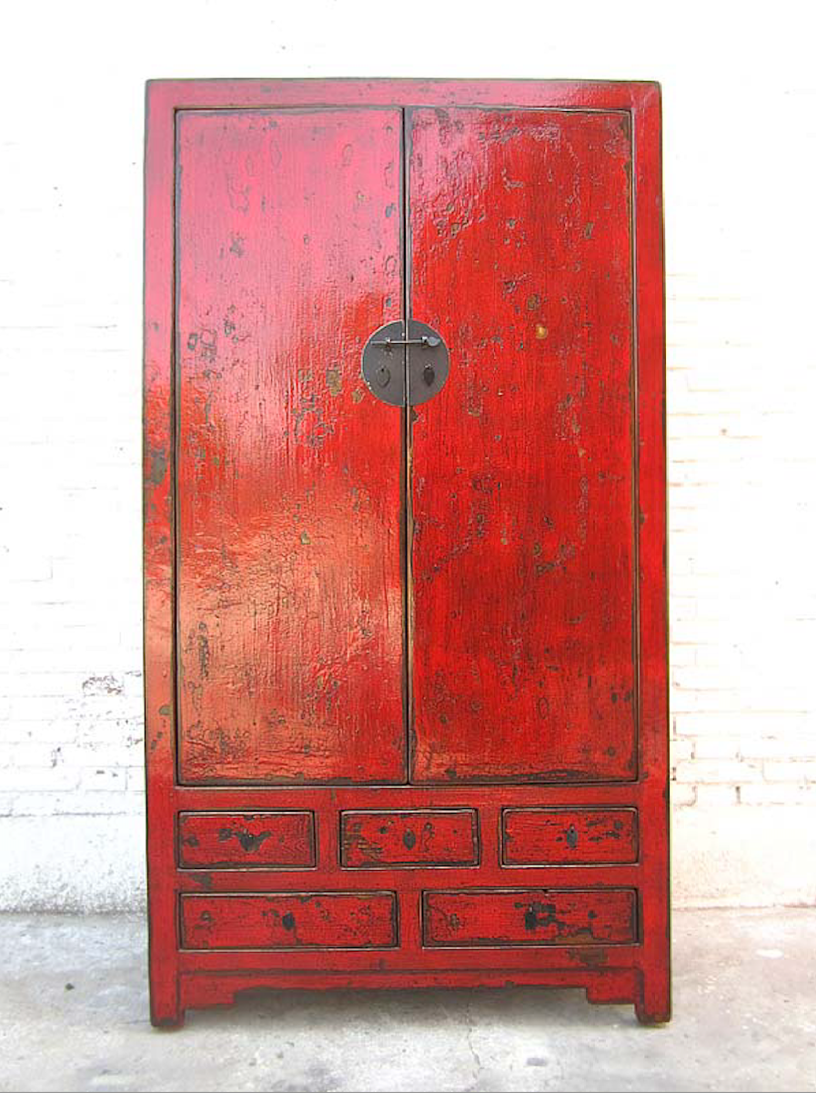 Geräumiger chinesischer Kleiderschrank inklusive Kleiderstange sowie Regalböden mit traditionellen Verzierungen in Handarbeit aus Massivholz angefertigt.