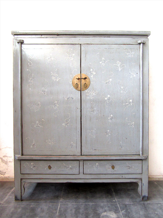 Moderner chinesischer Kleiderschrank in traditioneller Optik inklusive Kleiderstange und Regalboden aus aufwendig verarbeiteten Massivholz.