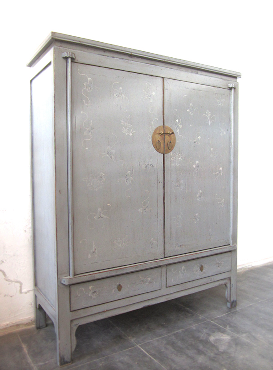 Moderner chinesischer Kleiderschrank in traditioneller Optik