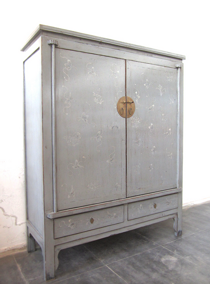 Moderner chinesischer Kleiderschrank in traditioneller Optik