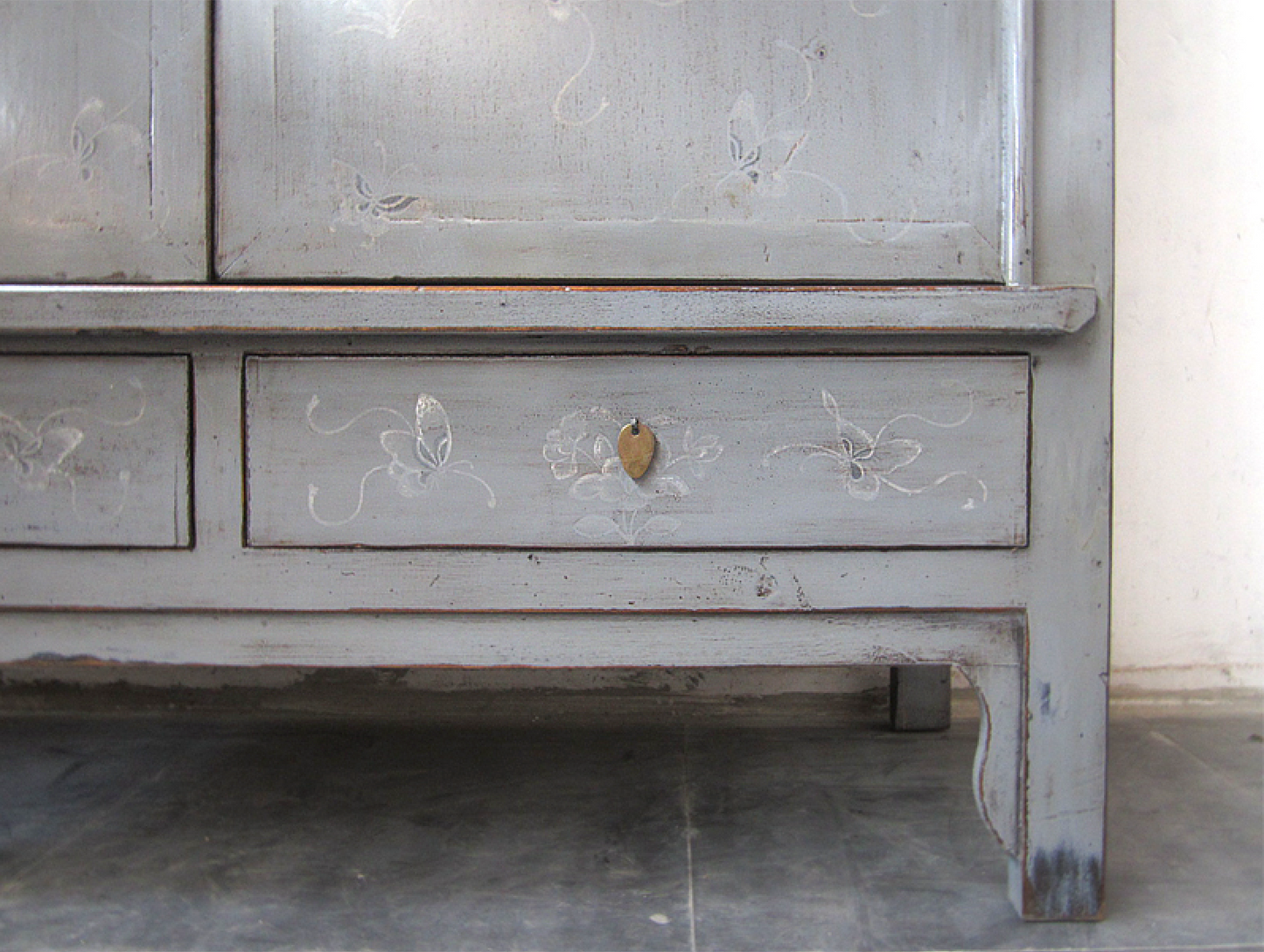Moderner chinesischer Kleiderschrank in traditioneller Optik
