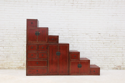 Treppenschrank in traditioneller Farbgebung aus massivem Vollholz in Handarbeit angefertigt.