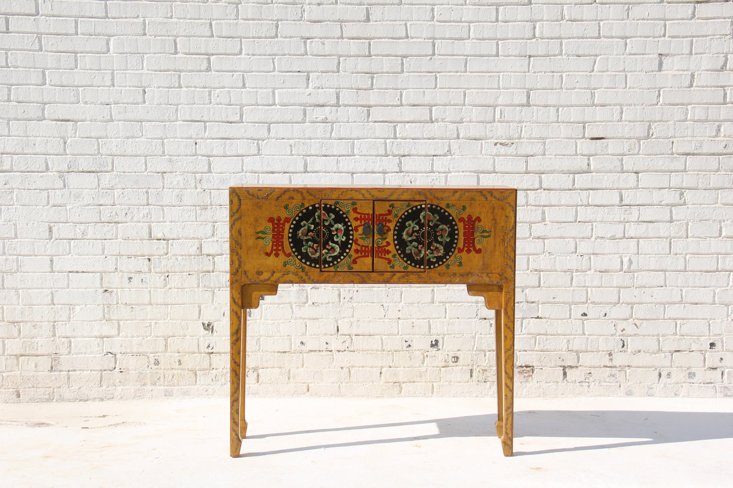 Asia Kommode aus Massivholz in Handarbeit angefertig und mit traditionellen tibetanischen Details veredelt.