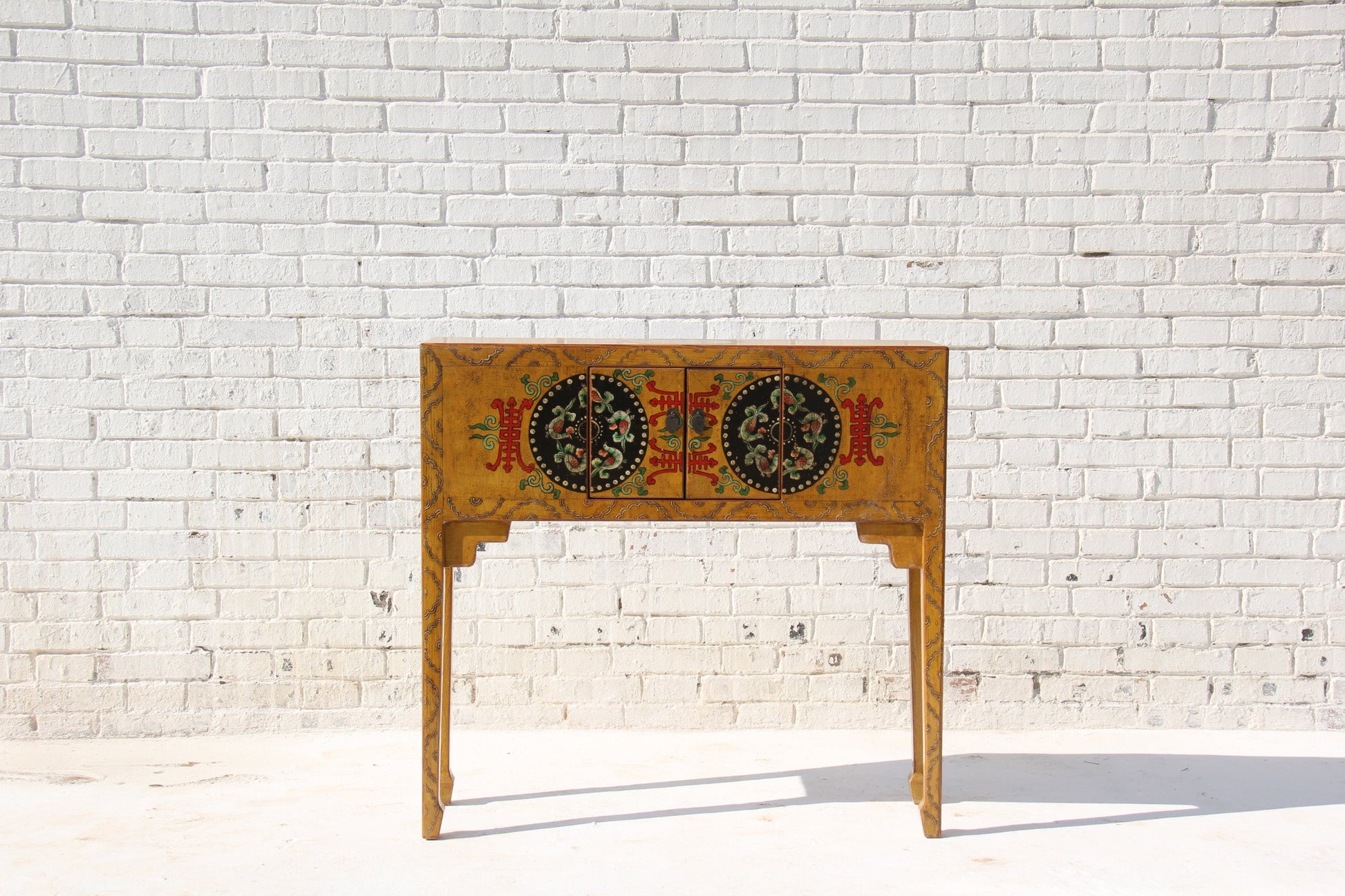 Asia Kommode aus Massivholz in Handarbeit angefertig und mit traditionellen tibetanischen Details veredelt.