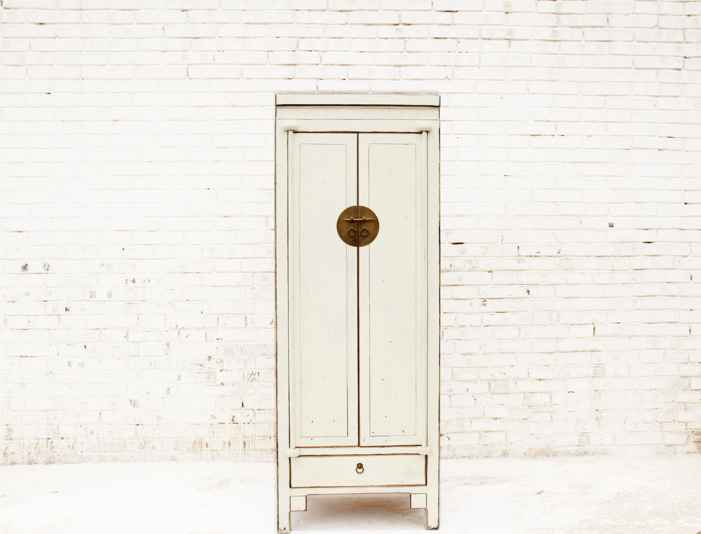 Weißer China Schrank im Shabby Chic Stil mit edler Verzierung aus Vollholz in Handarbeit hergestellt.